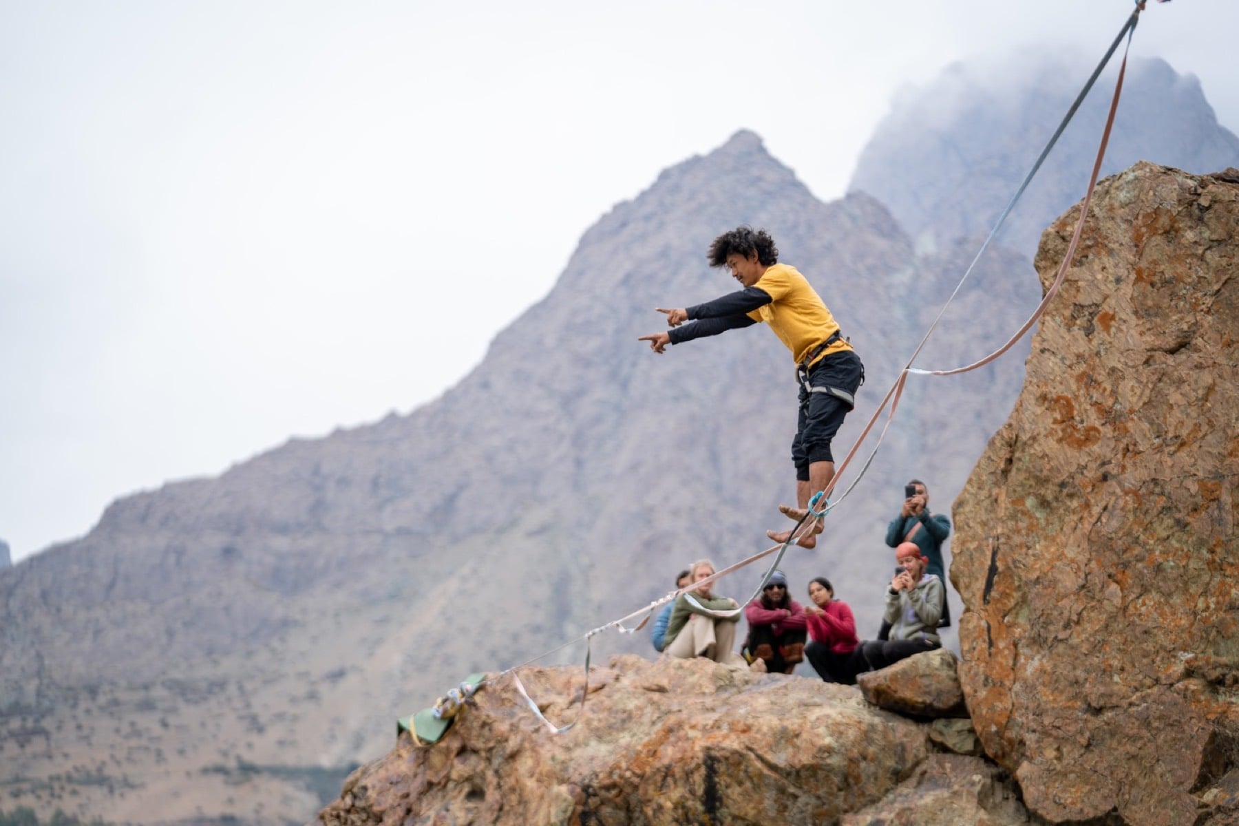 Highlining above friends in Suru Valley, Ladakh